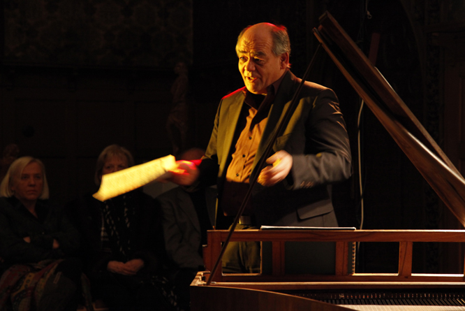 Chrsitoph Hammer am historischen Fortepiano im Claviersalon Konzert auf der Mildenburg zu Miltenberg