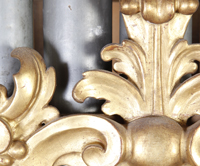 Vergoldetes Zierelement an der italienischen Prozessionsorgel im Claviersalon