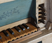 Klaviatur und Manubrien an der italienischen Barock- Orgel im Claviersalon Miltenberg