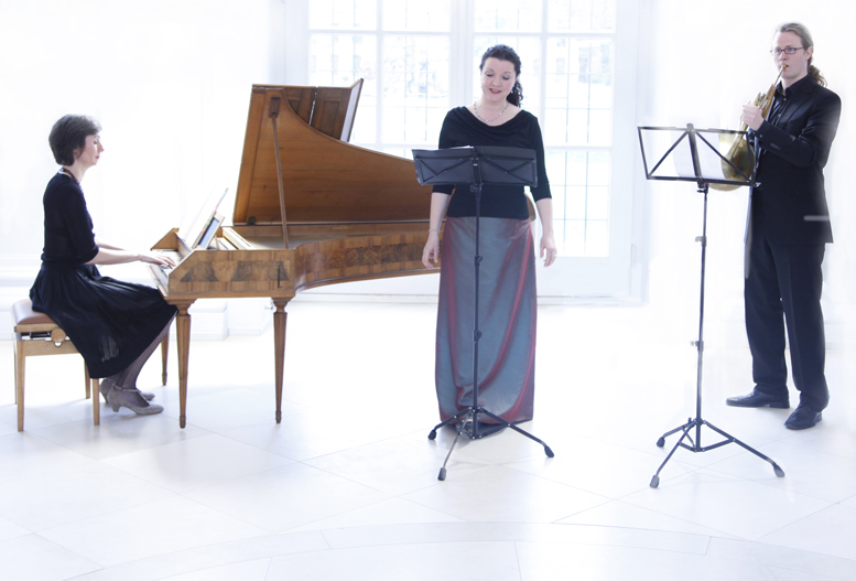 Siri Karoline Thornhill - Sopran, Georg Lukas Köhler- Naturhorn und Sylvia Ackermann am historischen Fortepiano von Johann David Schiedmayer, spielten ein grandioses Konzert in der Orangerie im Schlossgarten Erlangen